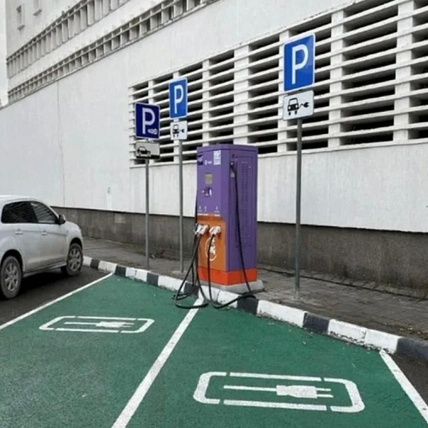 В Новороссийске муниципальные парковки для электромобилей работают бесплатно