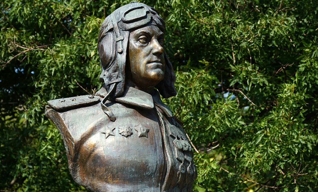 ПАМЯТНИК ЕВГЕНИЮ САВИЦКОМУ