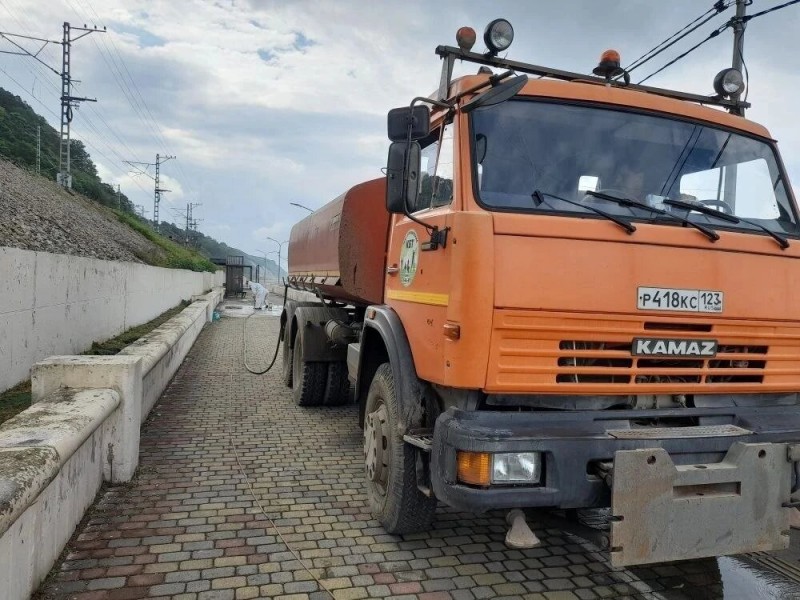 На центральном пляже Туапсе приступили к очистке набережной