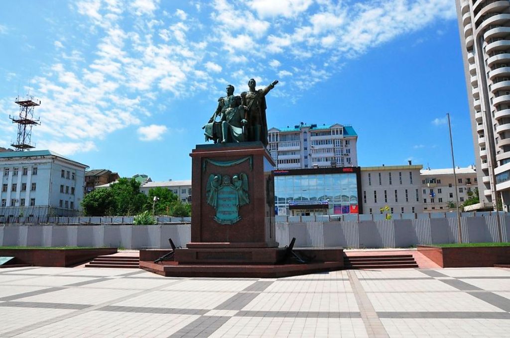 ПАМЯТНИК ОТЦАМ-ОСНОВАТЕЛЯМ НОВОРОССИЙСКА: РАЕВСКОМУ, ЛАЗАРЕВУ И СЕРЕБРЯКОВУ