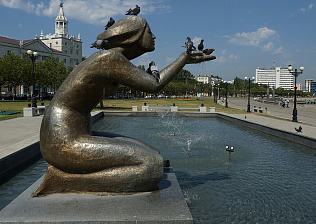 СКУЛЬПТУРА-ФОНТАН «ДАРЯЩАЯ ВОДУ»