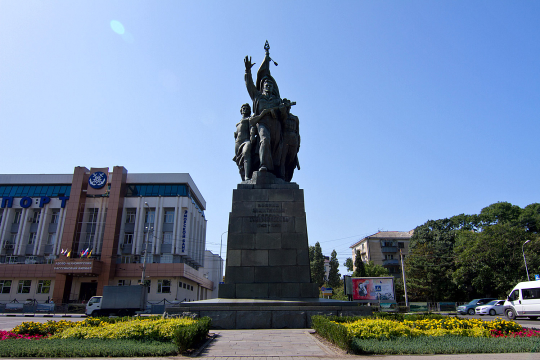 ПАМЯТНИК «ВОИНАМ-ЗАЩИТНИКАМ ГОРОДА НОВОРОССИЙСКА 1942–1943 ГОДОВ»