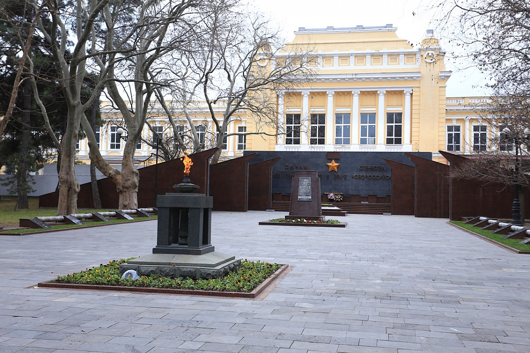 ПЛОЩАДЬ ГЕРОЕВ