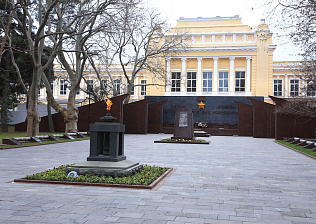 ПЛОЩАДЬ ГЕРОЕВ