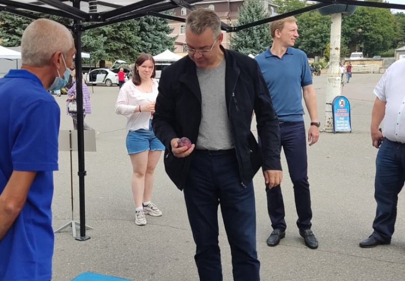 Ессентукскую ярмарку выходного дня посетил губернатор Ставрополья и глава курорта Александр Некристов