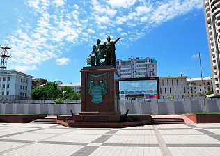 ПАМЯТНИК ОТЦАМ-ОСНОВАТЕЛЯМ НОВОРОССИЙСКА: РАЕВСКОМУ, ЛАЗАРЕВУ И СЕРЕБРЯКОВУ